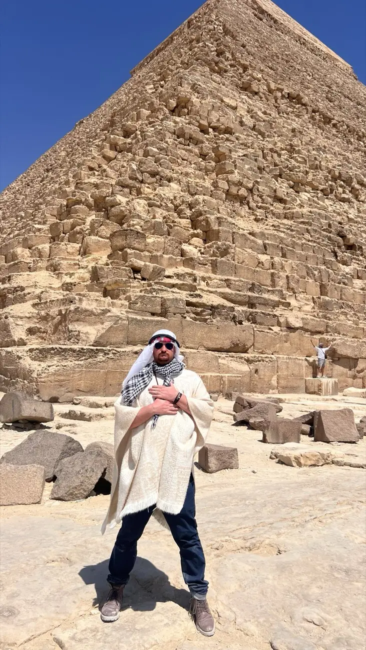 Jonas vor der Cheops-Pyramide von Gizeh, Ägypten